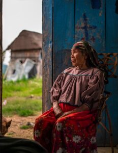 ANTONIA SENTADA EN SILLA DE MARAKAME