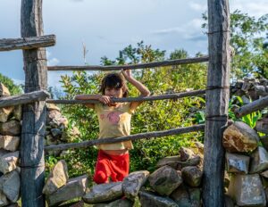 NIÑA EN CERCA DE MADERA