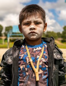 NIÑO CON RESORTERA 2