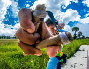 NIÑO CON RESORTERA