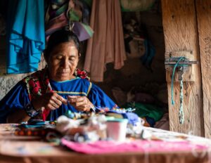 ROSALBA HACIENDO ARTESANÍAS CON CHAQUIRAS